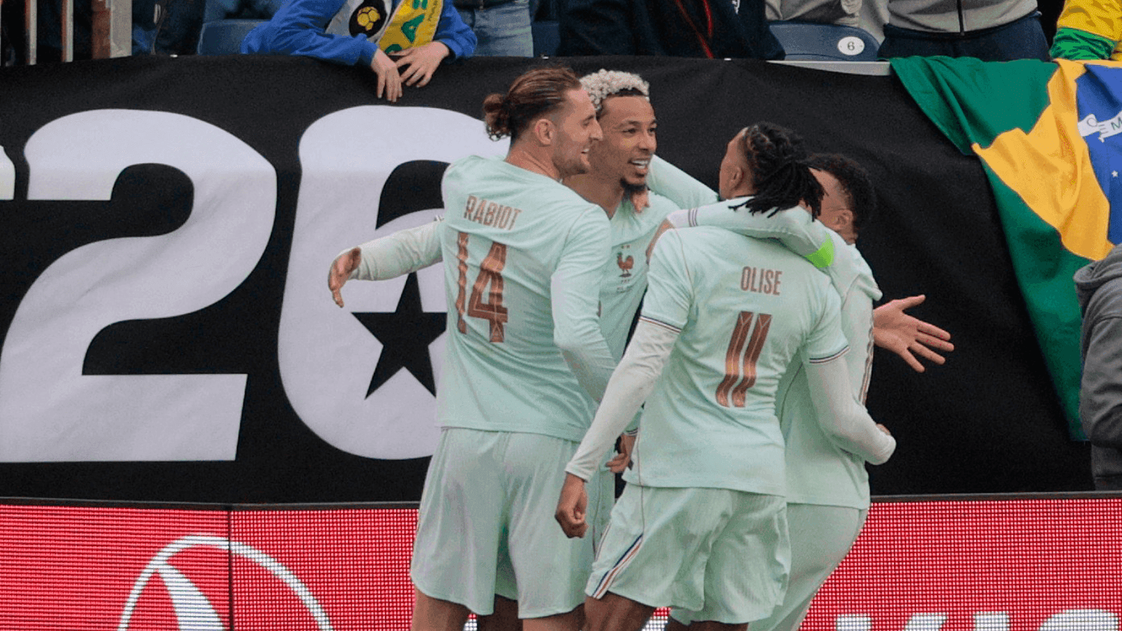 Ekitike comemora segundo gol da França sobre Brasil