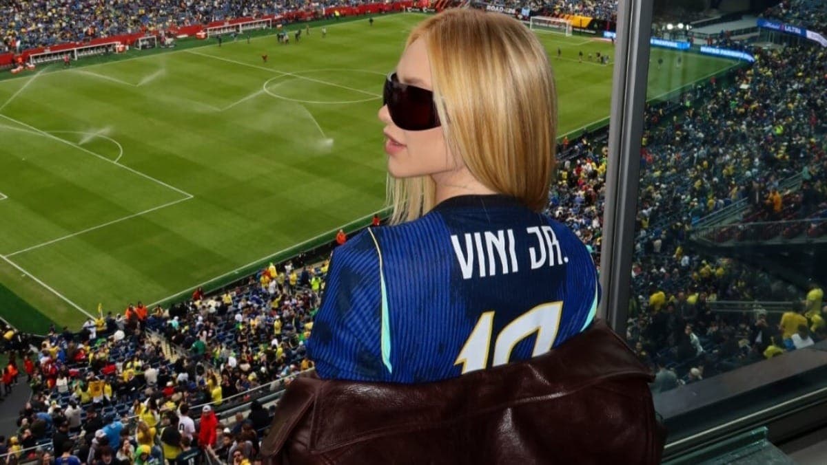 Virginia Fonseca posa com camisa de Vini Jr. em jogo da Seleção Brasileira