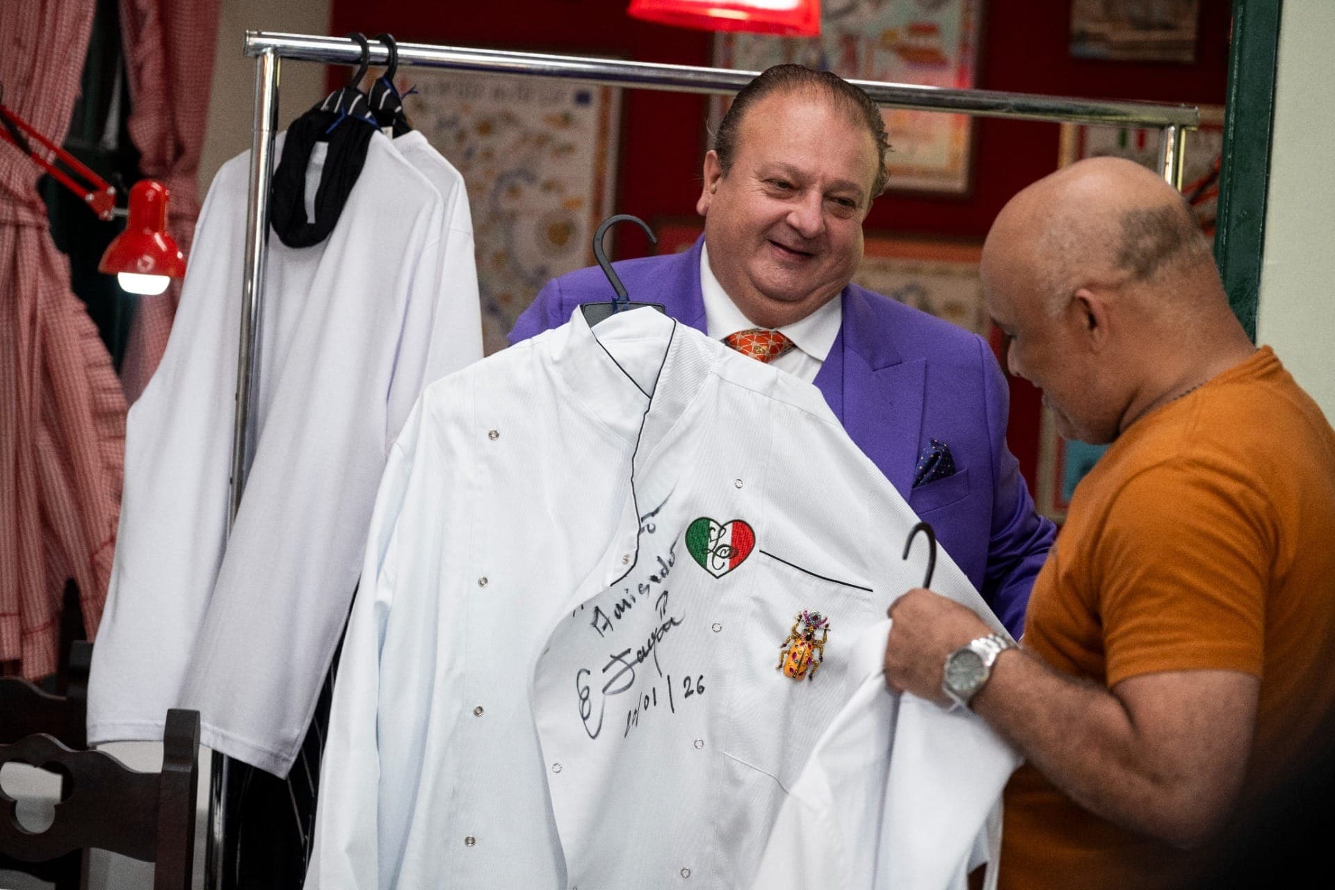 Chef presenteia Rinaldo com uma dólmã autografada.