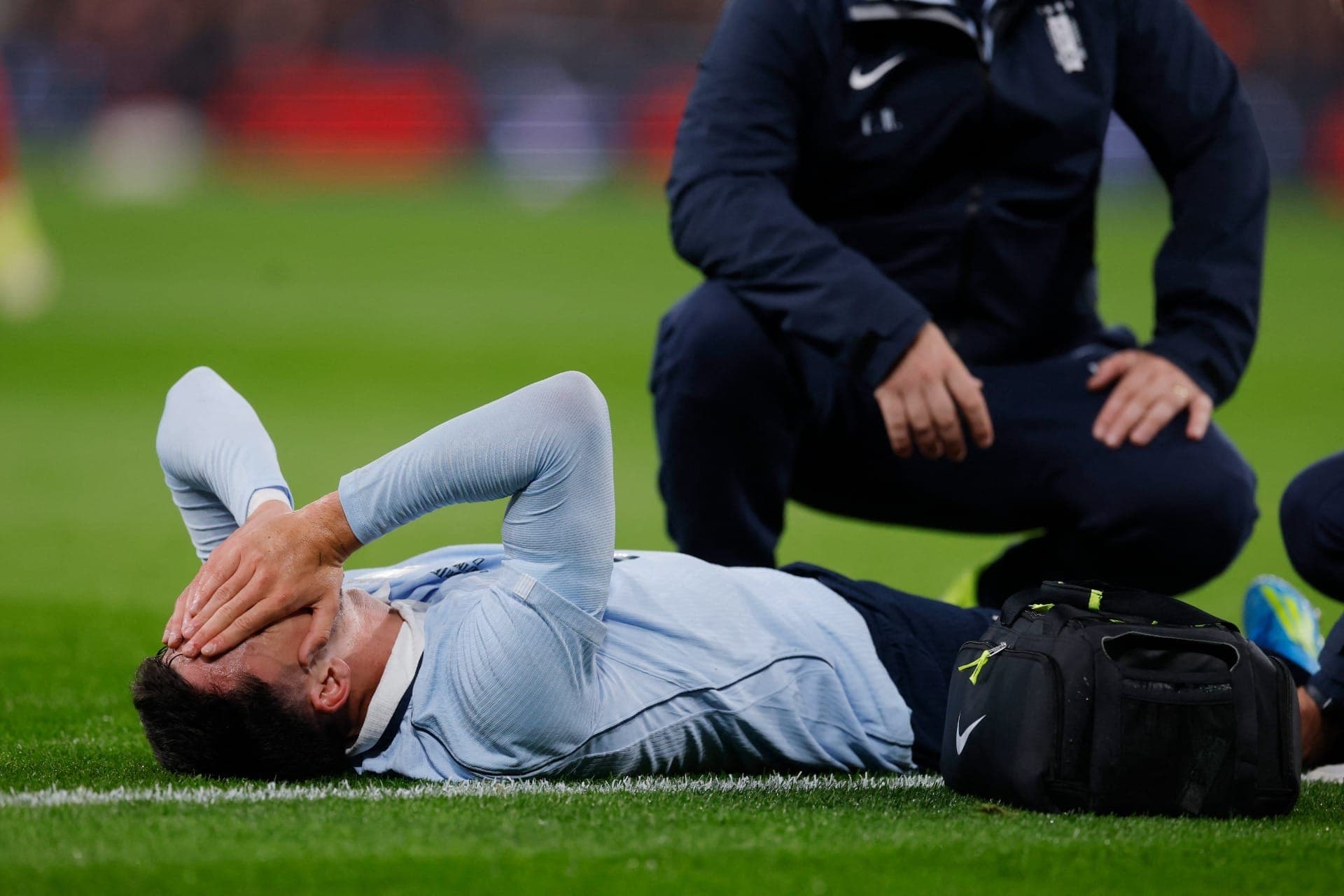 Piquerez sendo atendido durante o amistoso contra a Inglaterra