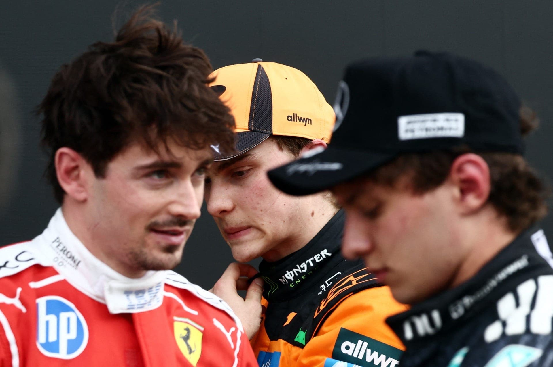 Charles Leclerc, Oscar Piastri e Kimi Antonelli após o GP do Japão de Fórmula 1