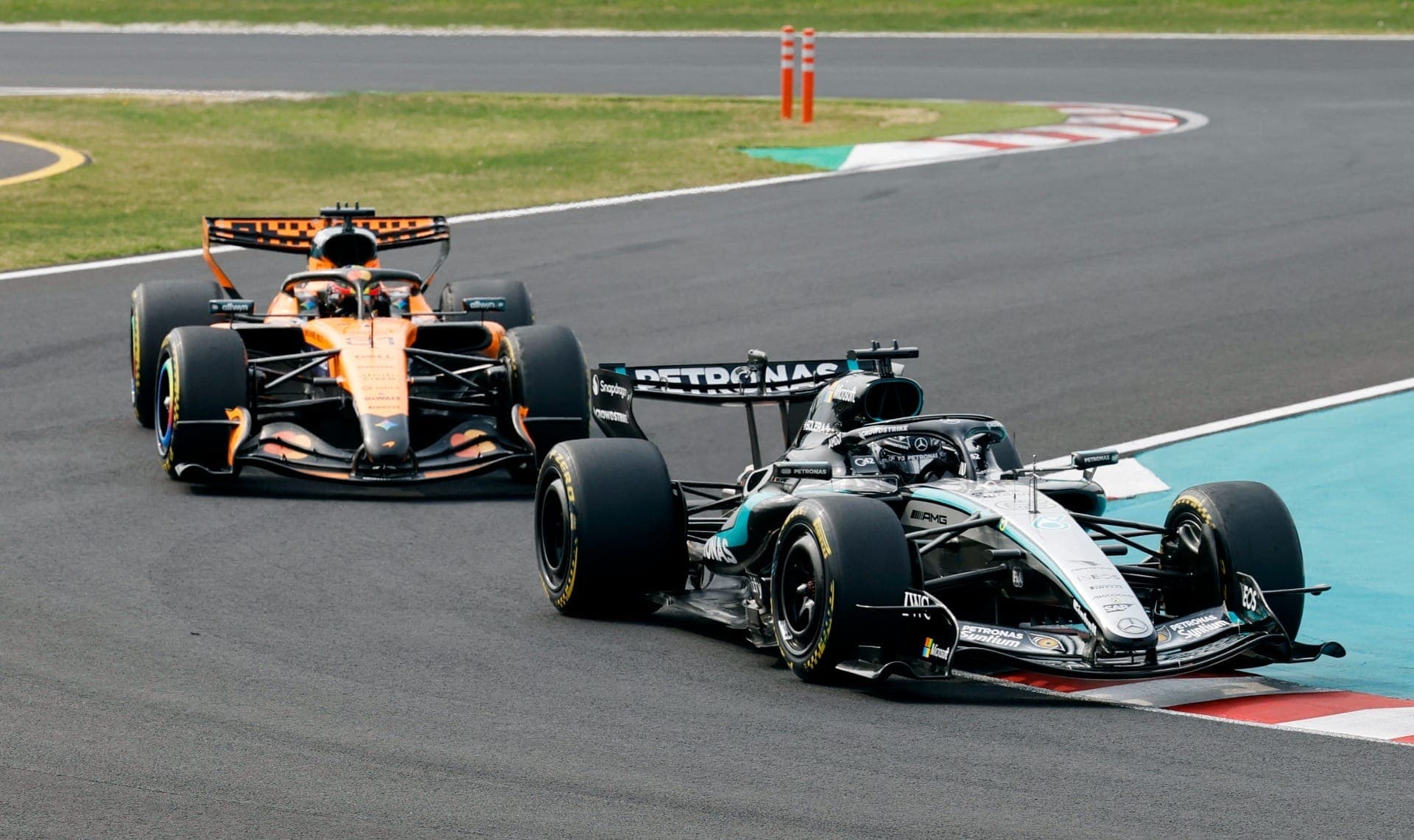 Oscar Piastri e George Russell disputando posição no GP do Japão de Fórmula 1