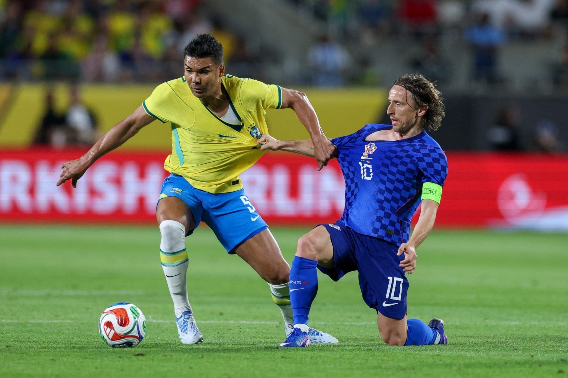 Casemiro e Modric disputam a bola em amistoso entre Brasil e Croácia