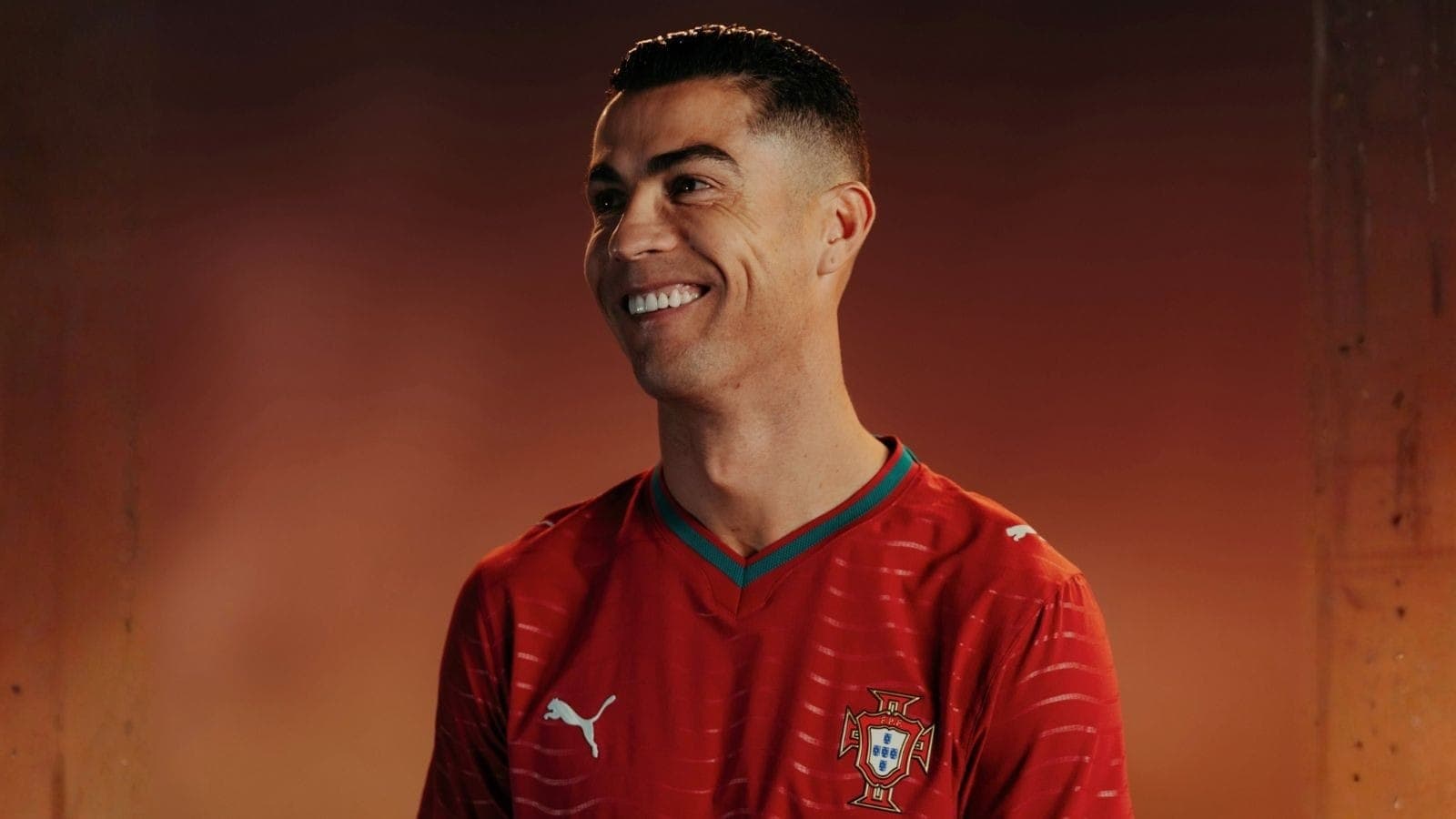 Cristiano Ronaldo, com o novo uniforme de Portugal