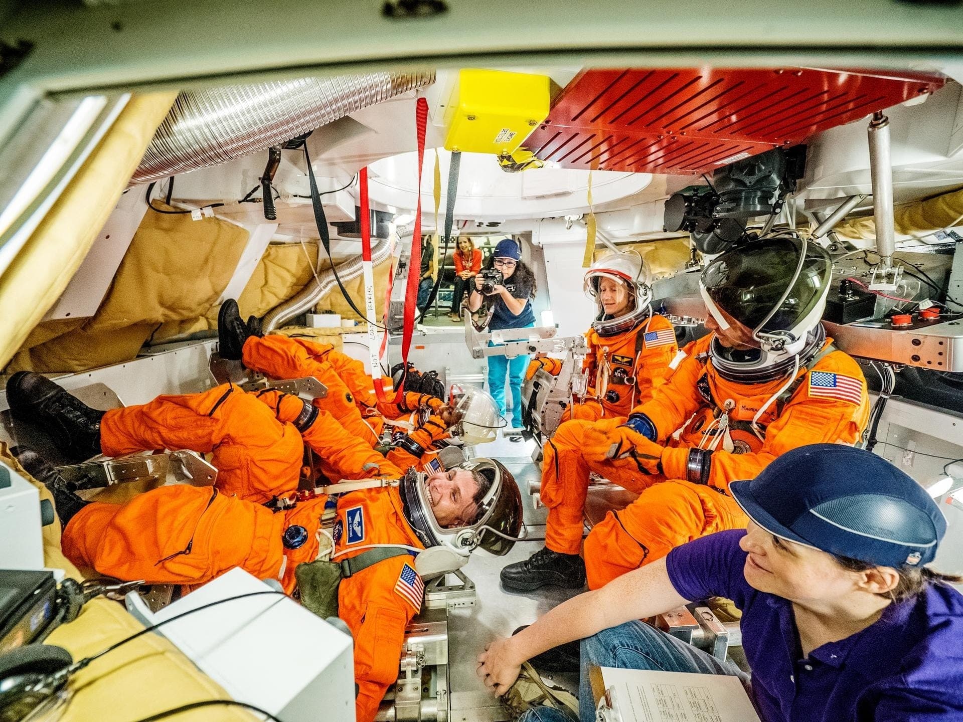 Engenheiros e astronautas durante testes em um modelo da espaçonave Orion no Centro Espacial Johnson no Texas, Estados Unidos, em 2016