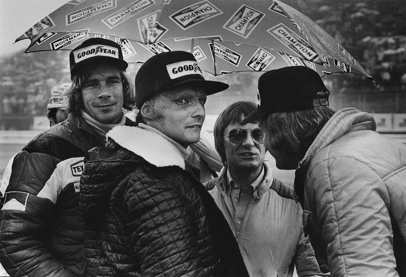 James Hunt, Niki Lauda e Bernie Ecclestone em Fuji