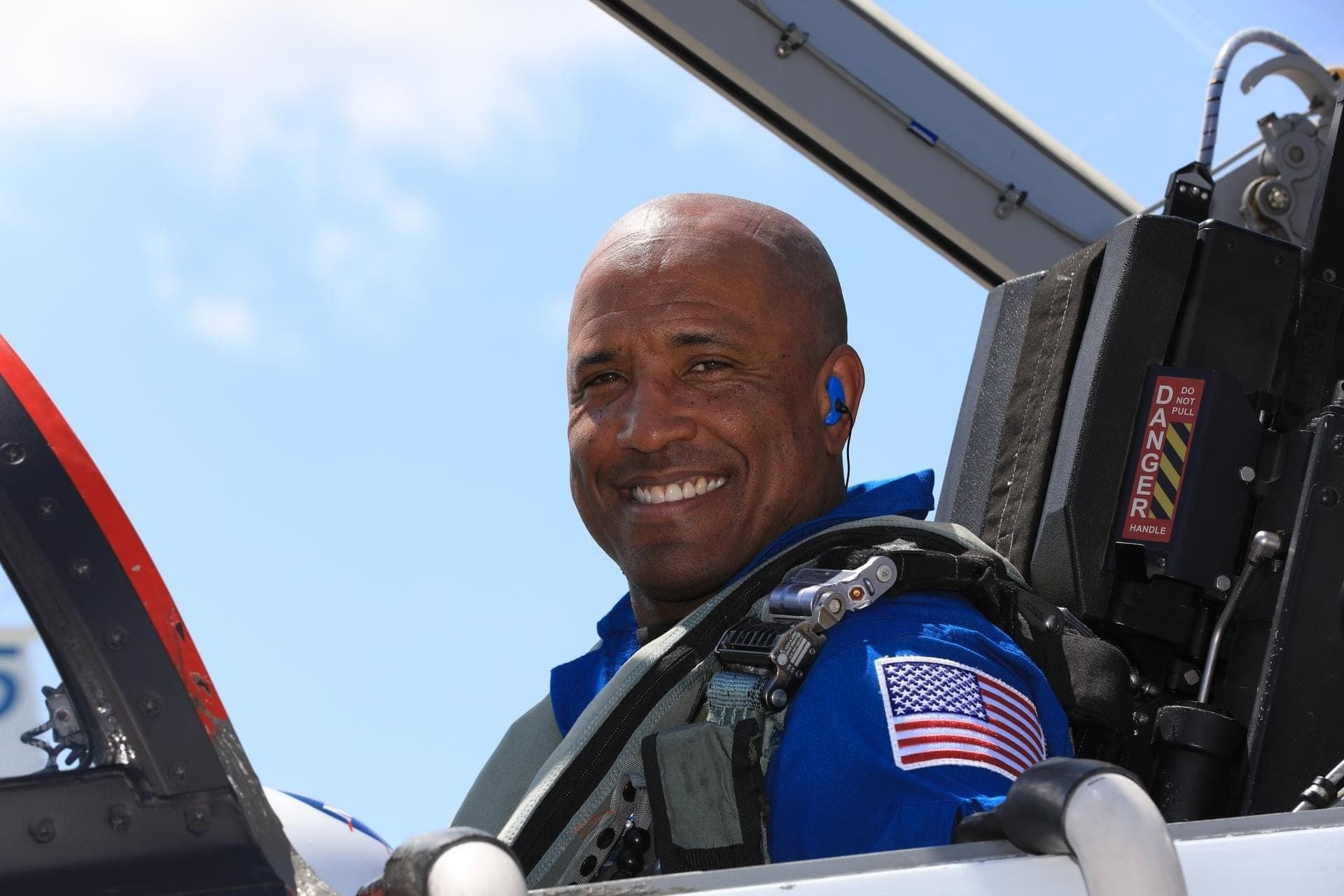 Victor Glover, piloto da missão Artemis II, no Centro Espacial Kennedy, na Flórida, Estados Unidos