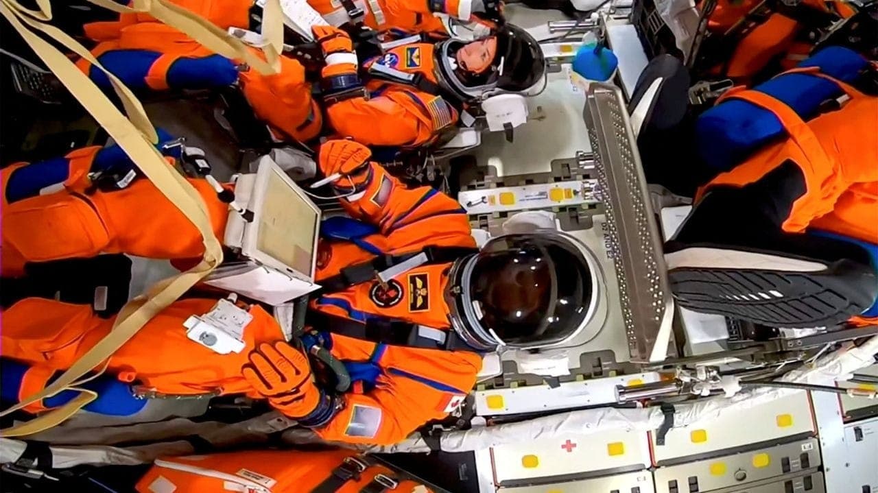 Astronautas no interior da cápsula Orion, da Missão Artemis II