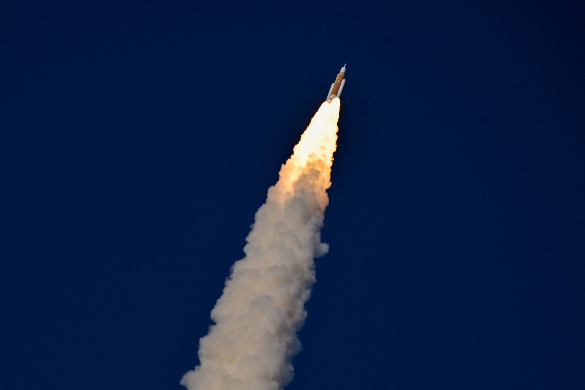 Nasa lança foguete para a Lua em 1ª missão tripulada em mais de 50 anos