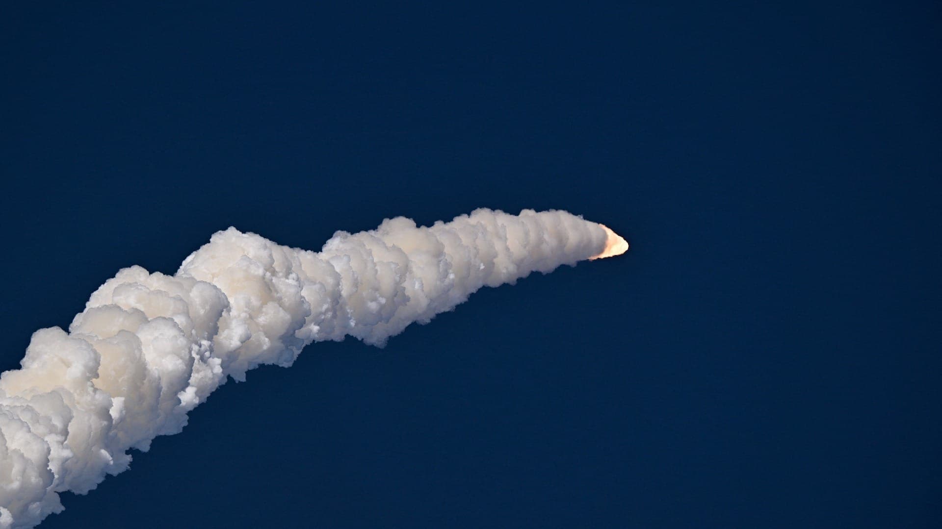 Nasa lança foguete para a Lua em 1ª missão tripulada em mais de 50 anos