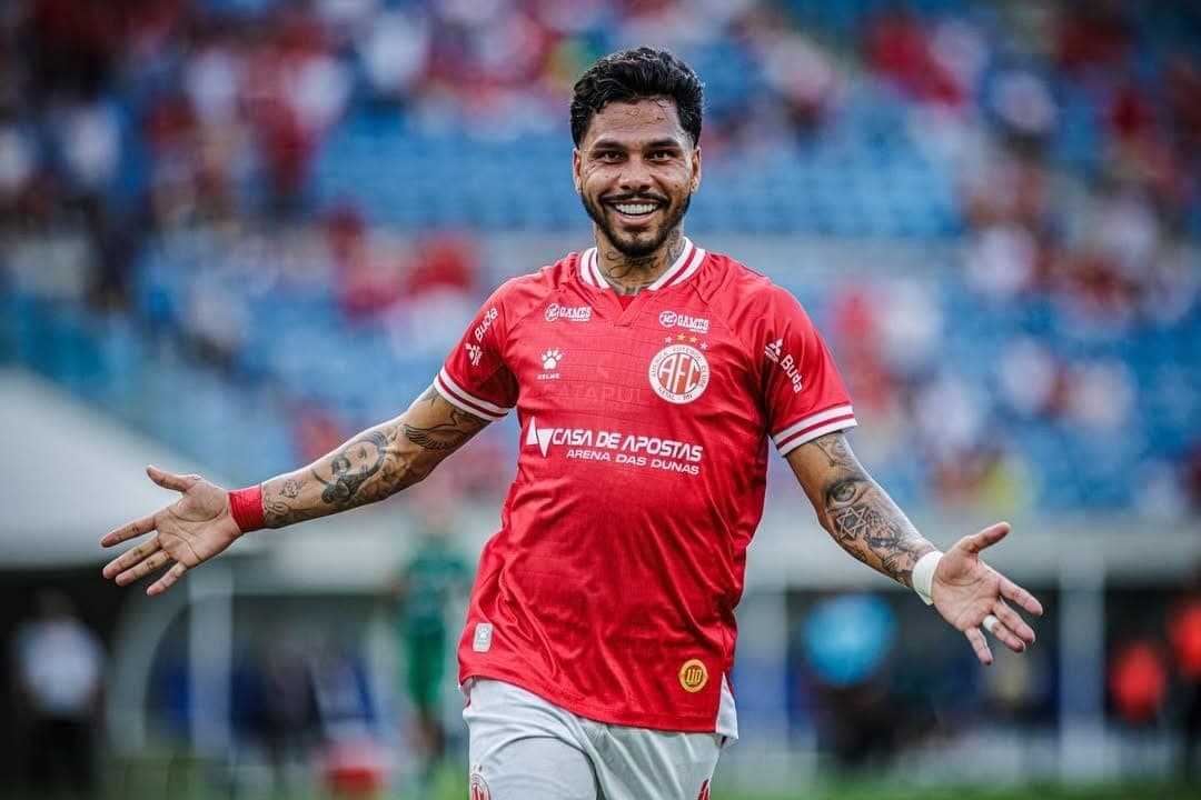 Alisson Taddei comemora um dos gols na vitória do América-RN