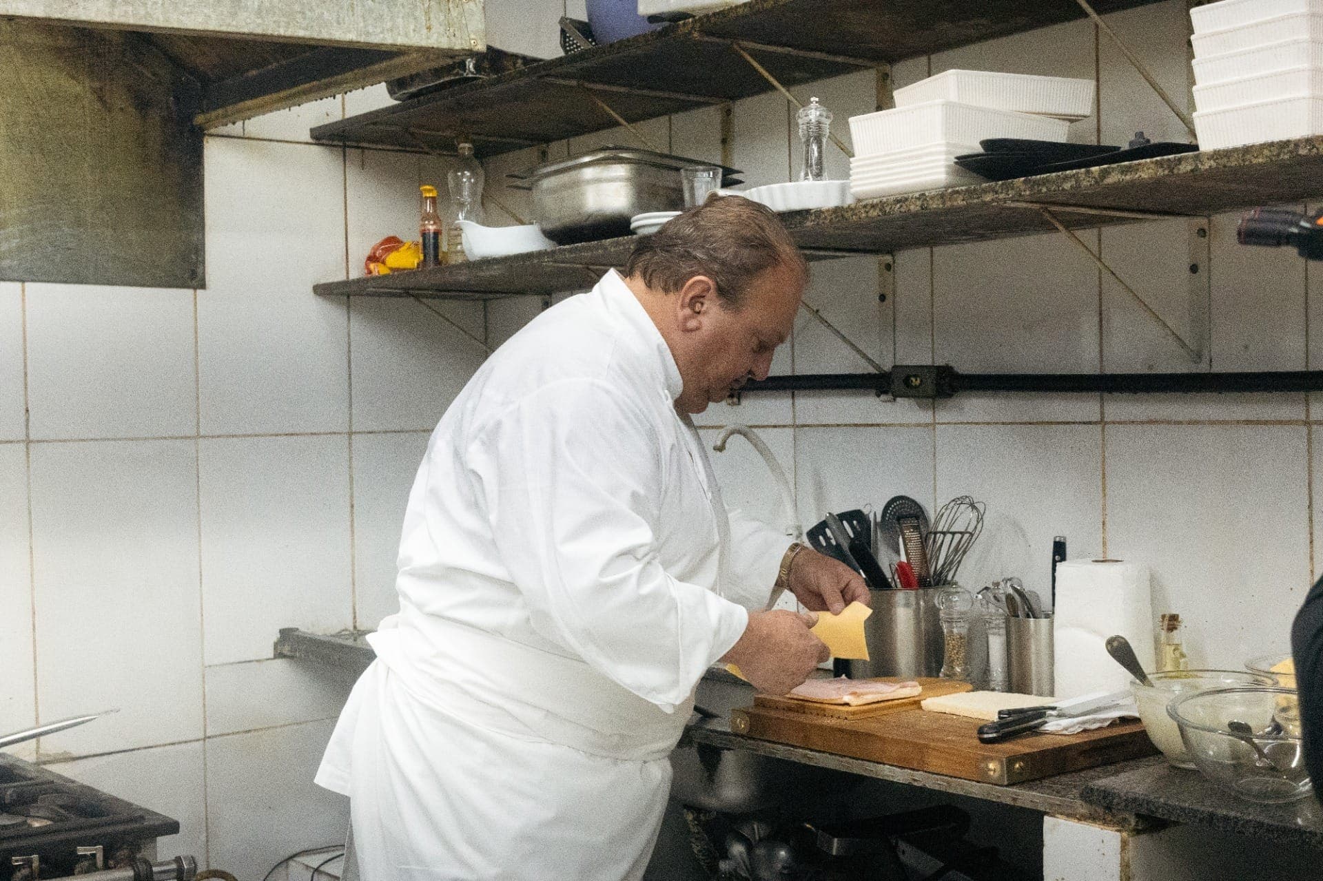Jacquin coloca a mão na massa e mostra como preparar um misto quente de respeito.