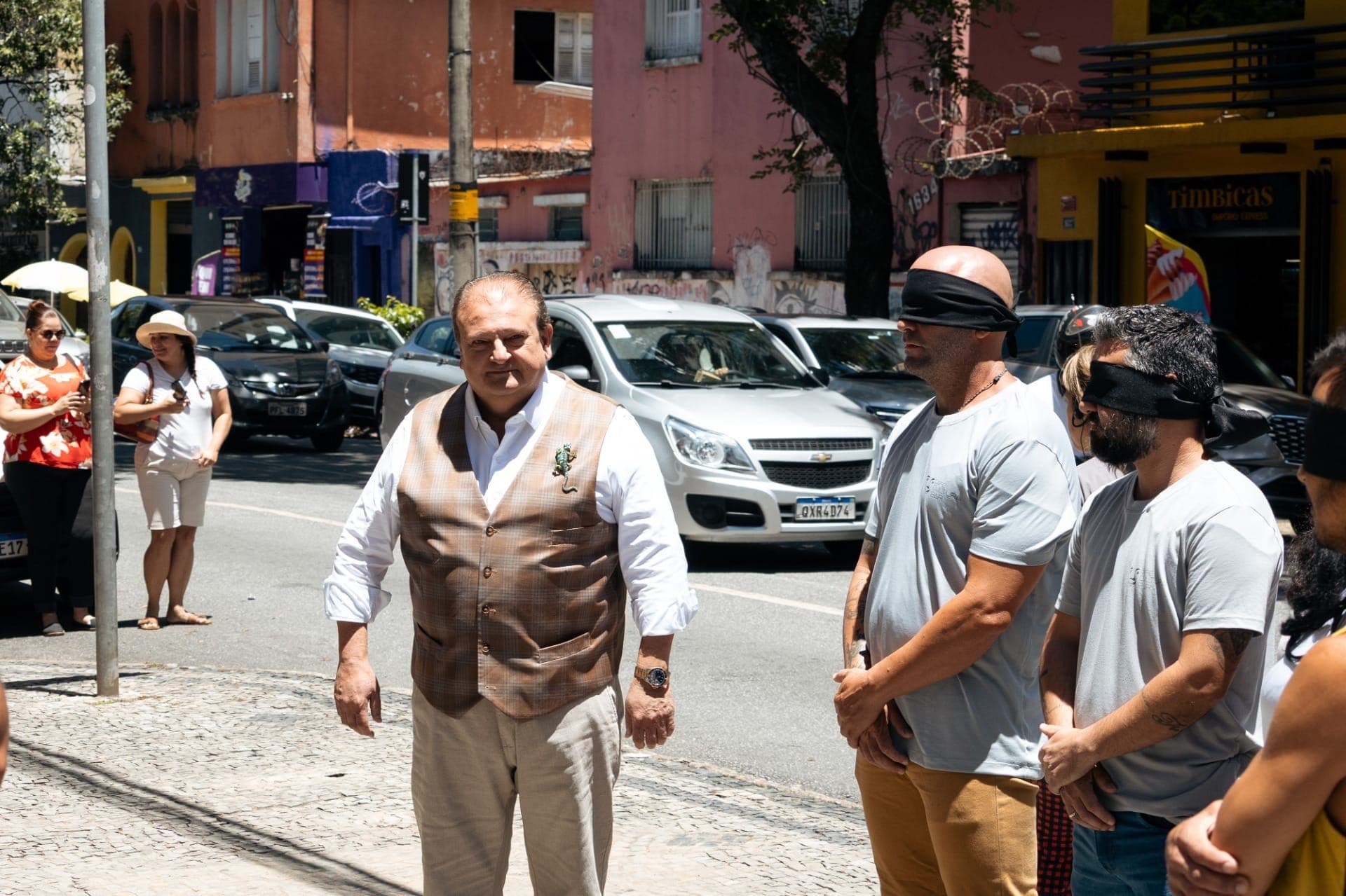 Vendado ao lado dos colaboradores, o proprietário Rafael se prepara para ver o resultado da reforma.
