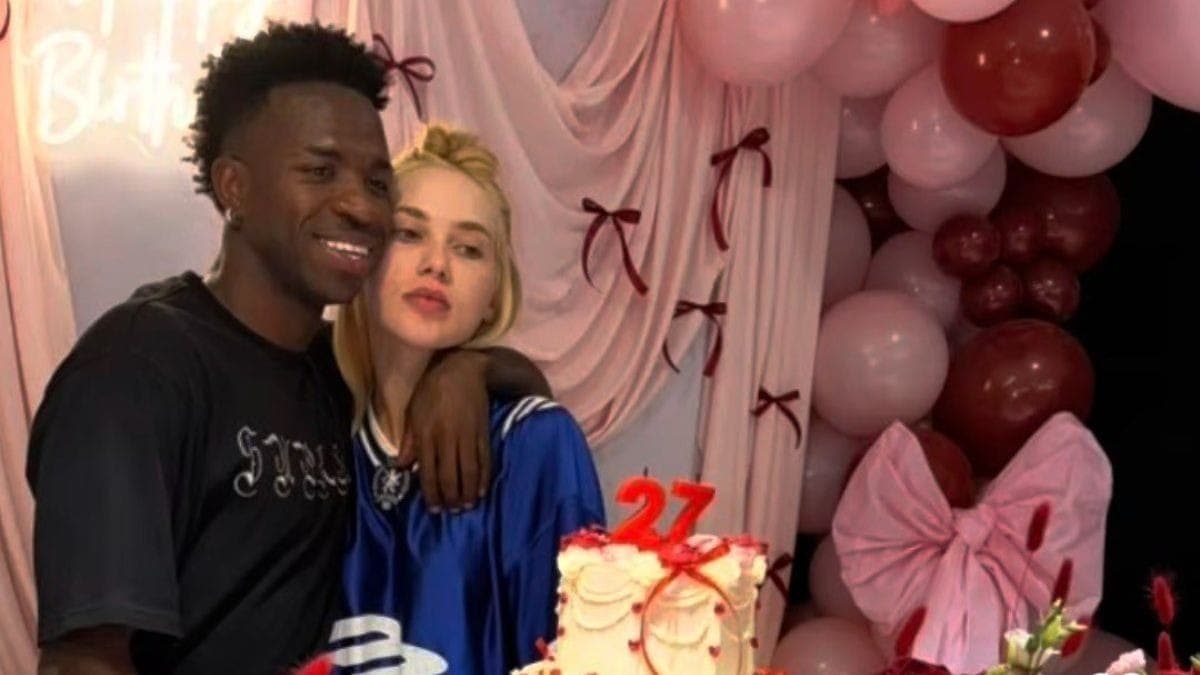 Virginia com semblante triste em aniversário