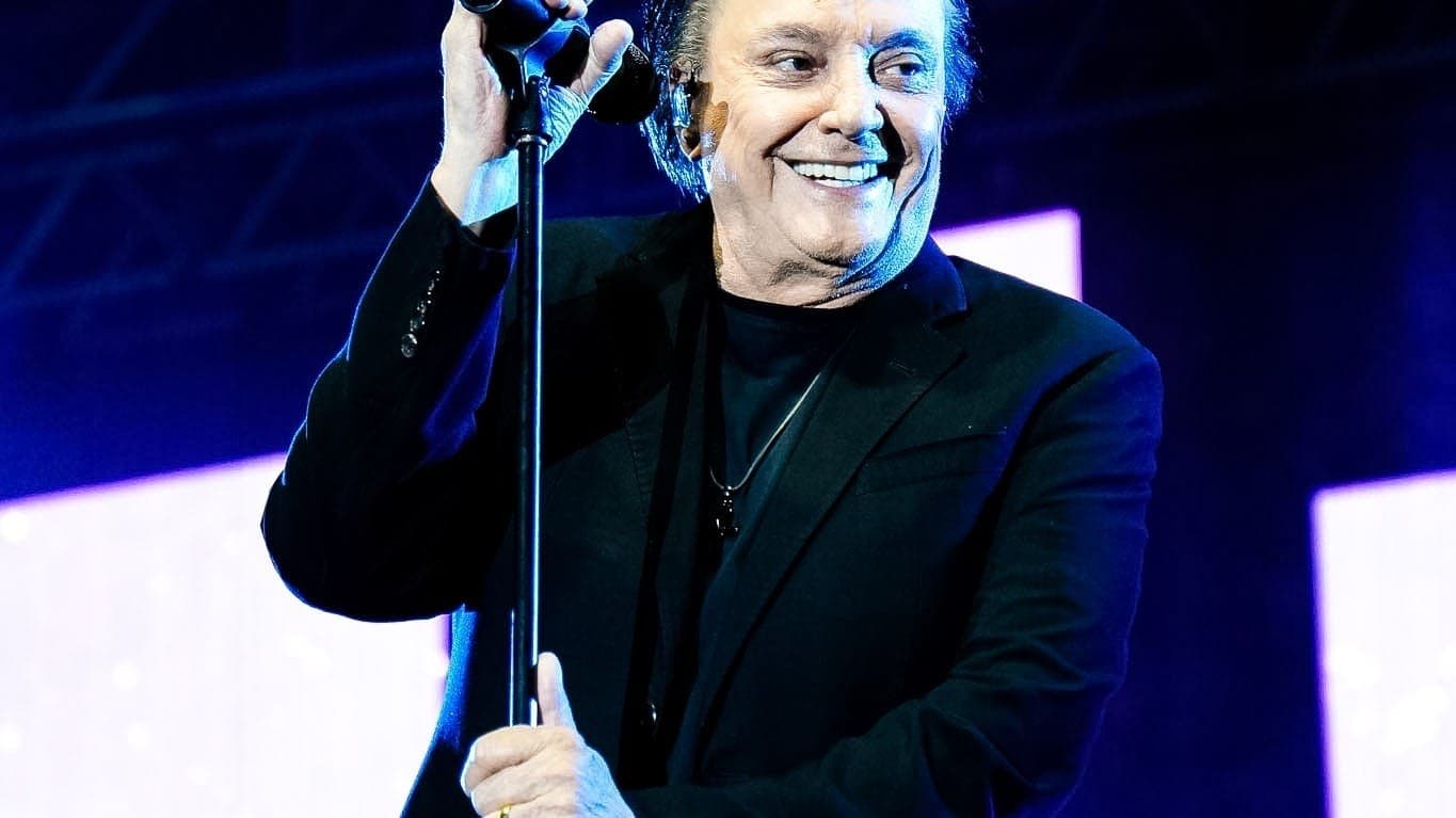Cantor Fábio Jr. se apresenta ao público em noite do projeto “Bem mais que os meus 20 e poucos anos”