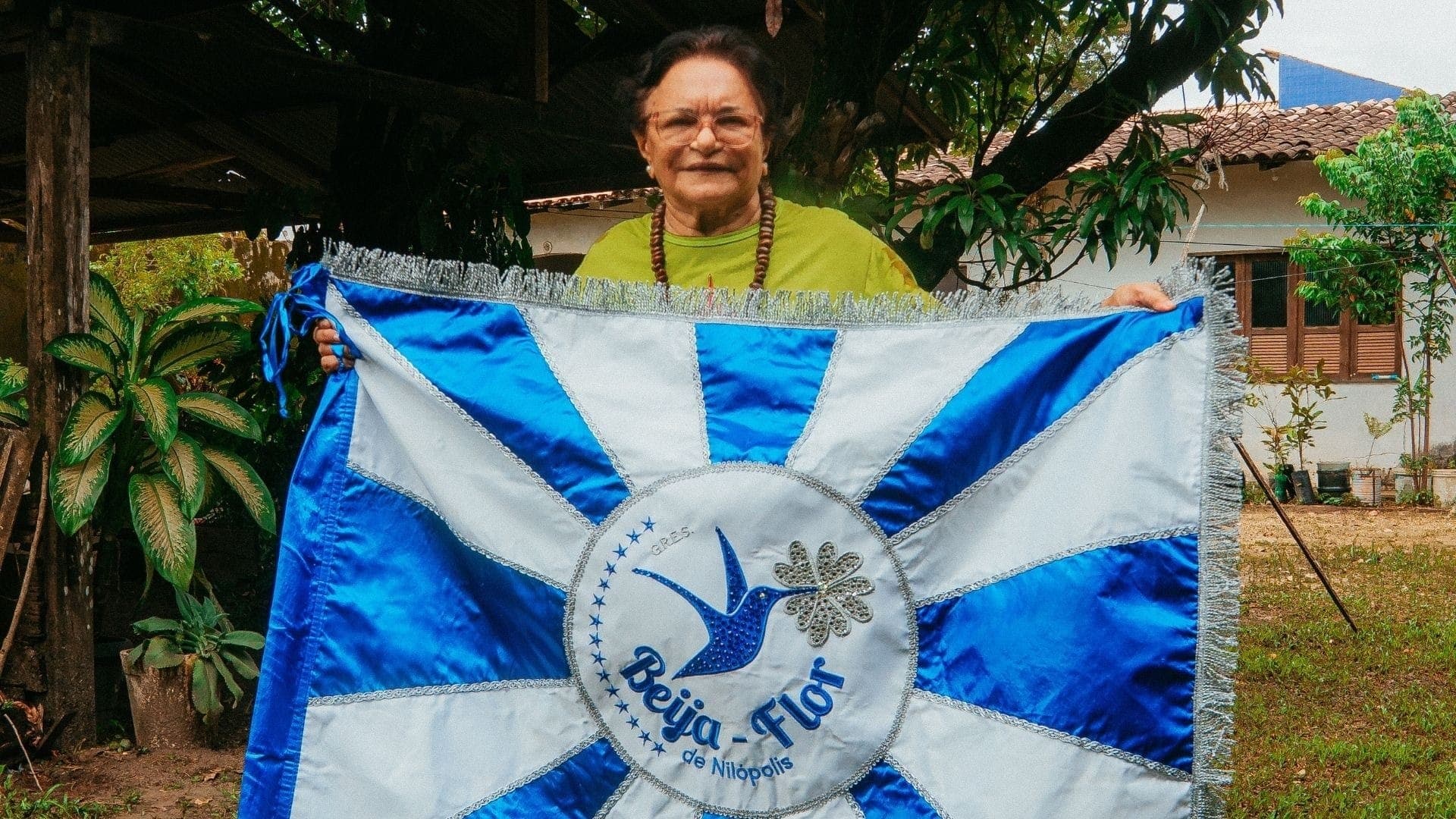 Zeneida Lima com bandeira da Beija-Flor