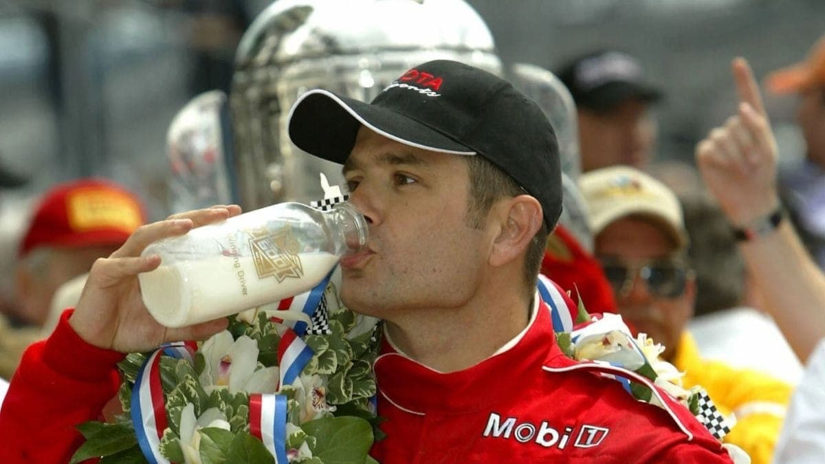 Gil de Ferran durante comemoração após vencer as 500 Milhas em 2003