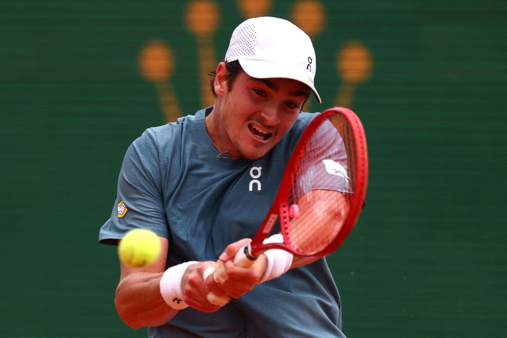 Brasileiro oscilou em momentos decisivos e perdeu por 2 sets a 1 nas quartas de final do torneio