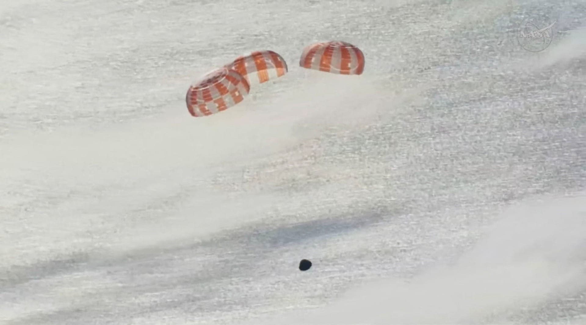 Missão Artemis 2 retorna da Lua e astronautas pousam no Oceano Pacífico