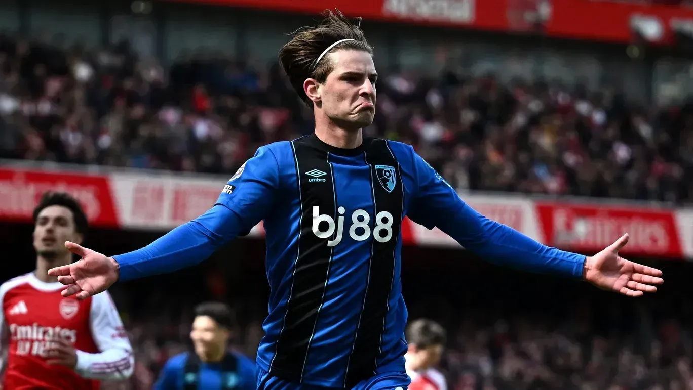 Bournemouth bate o Arsenal no fim e embola briga pelo título na Premier