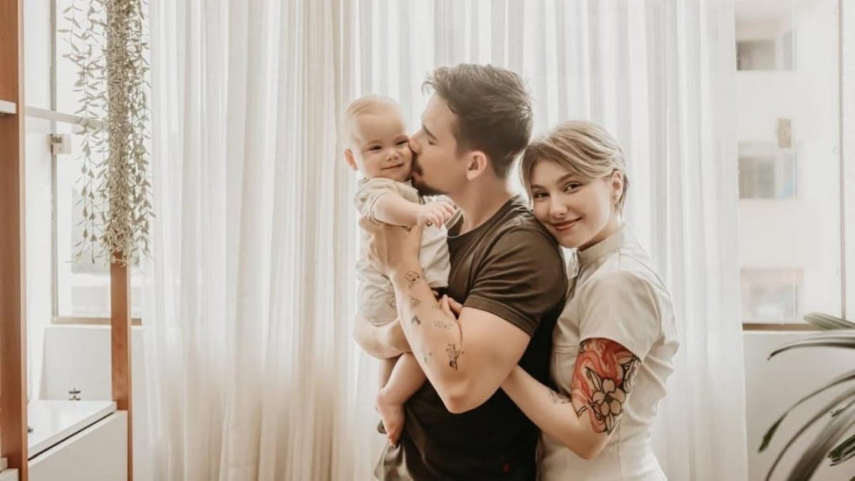 Lucas Borbas posa com filho e esposa, Isabel Veloso