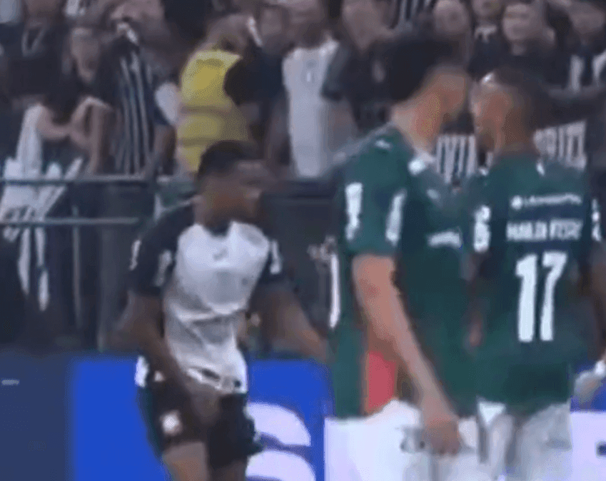 André segura nas partes íntimas em Corinthians x Palmeiras