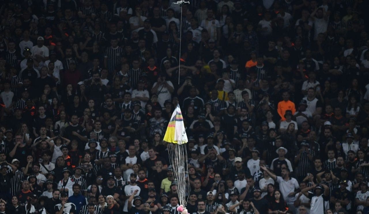 Drone com porco de pelúcia durante Corinthians x Palmeiras em Itaquera
