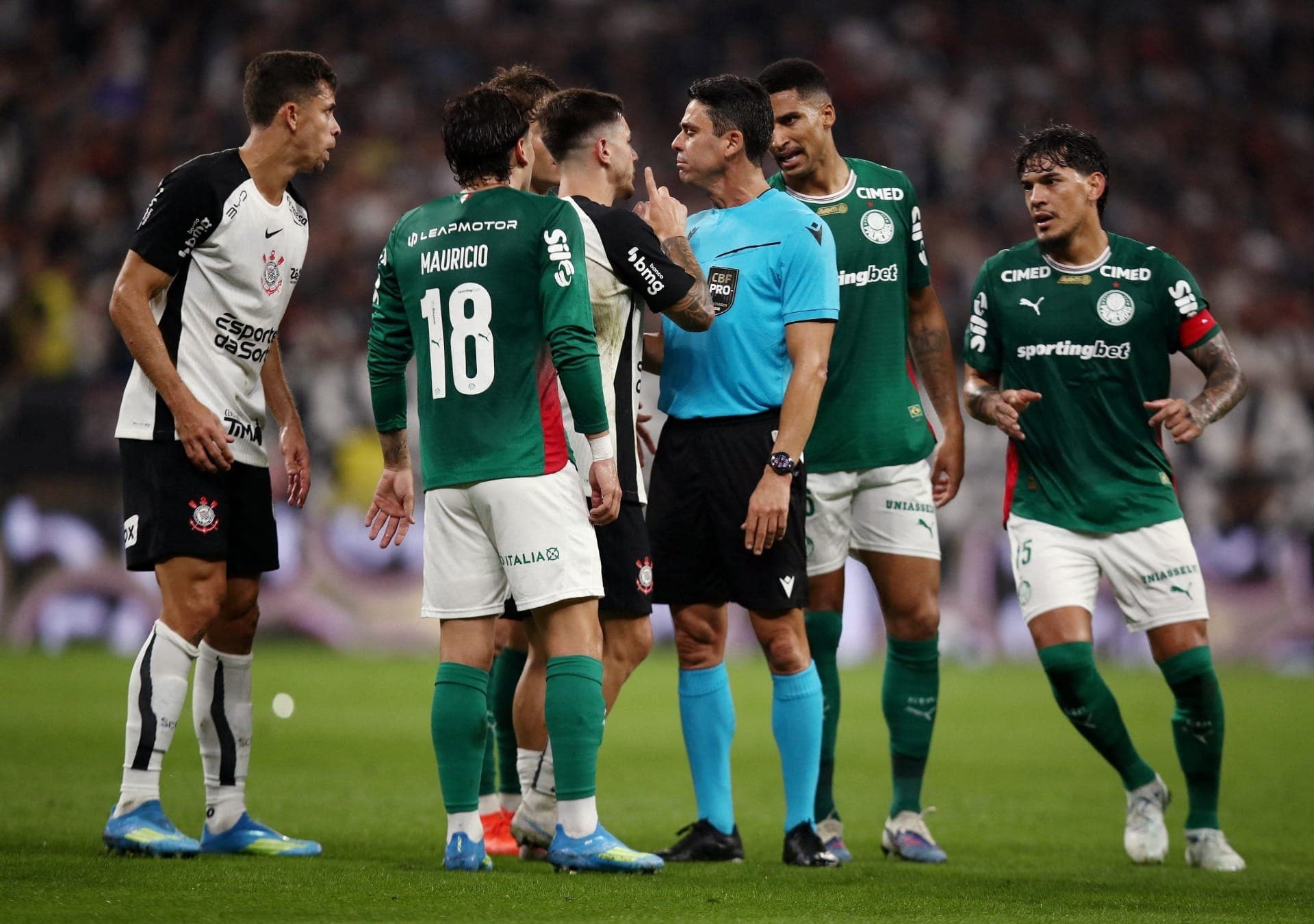 Jogadores de Corinthians e Palmeiras cercam o árbitro Flávio Rodrigues