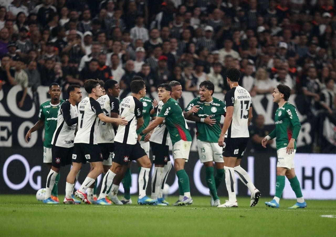 Jogadores de Corinthians e Palmeiras se desentendem no dérbi