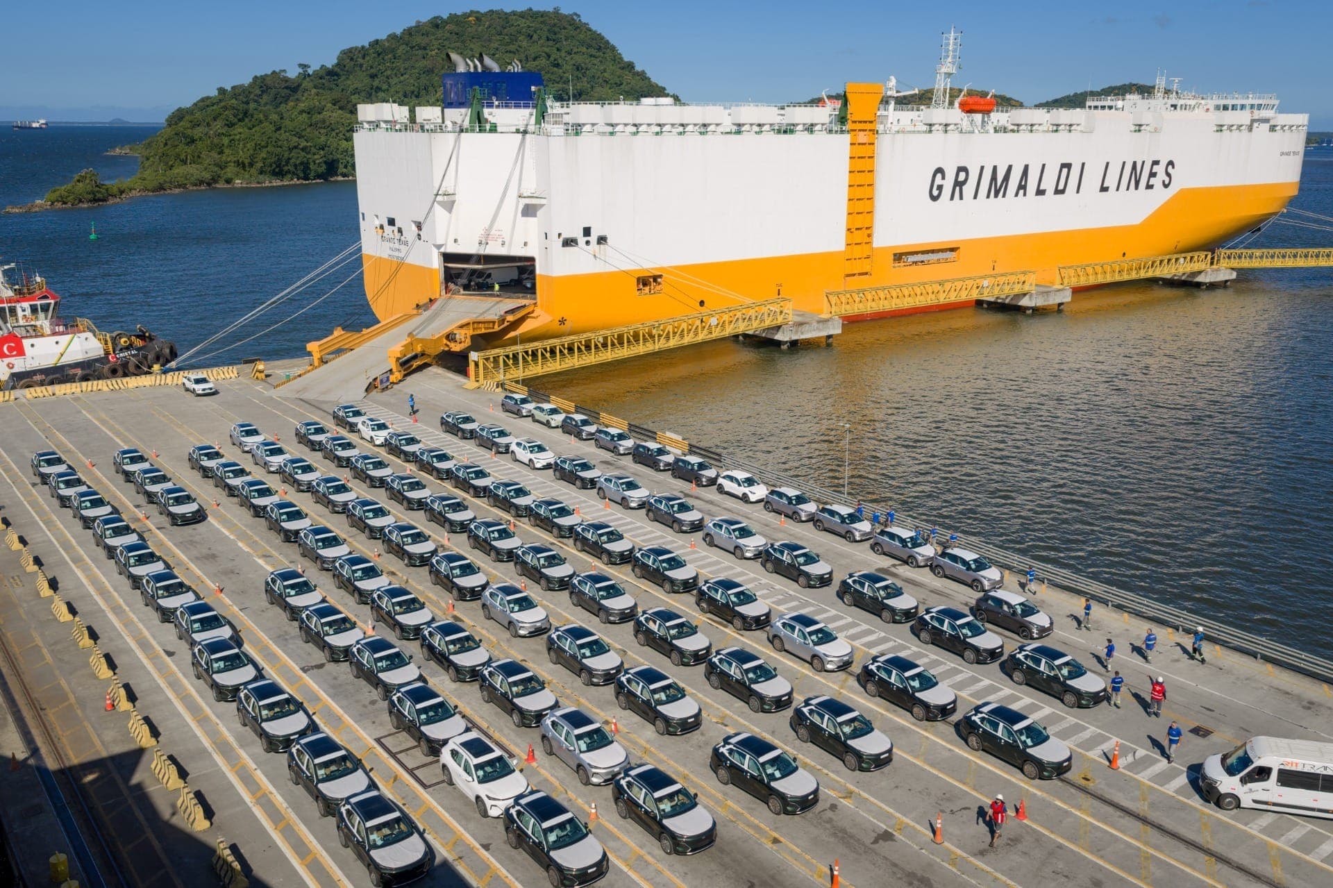 SUV híbrido da Geely estreia no Brasil e mira rivais da BYD