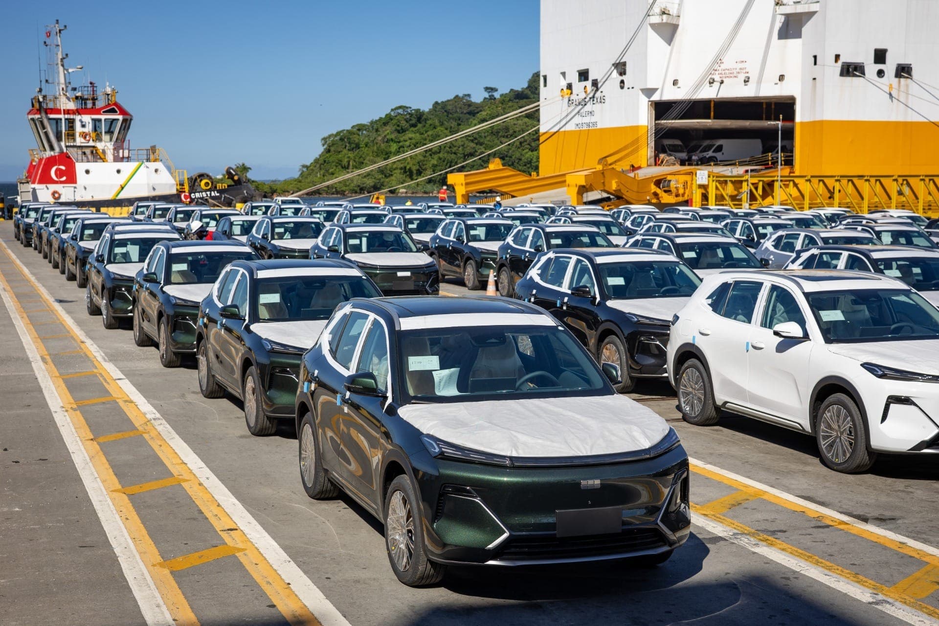 Traseira traz linhas horizontais e visual moderno típico dos SUVs chineses