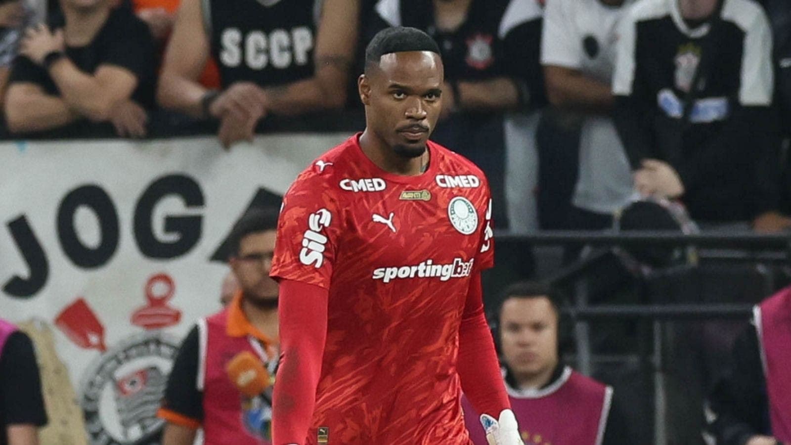 Carlos Miguel, goleiro do Palmeiras, foi alvo de racismo contra o Corinthians