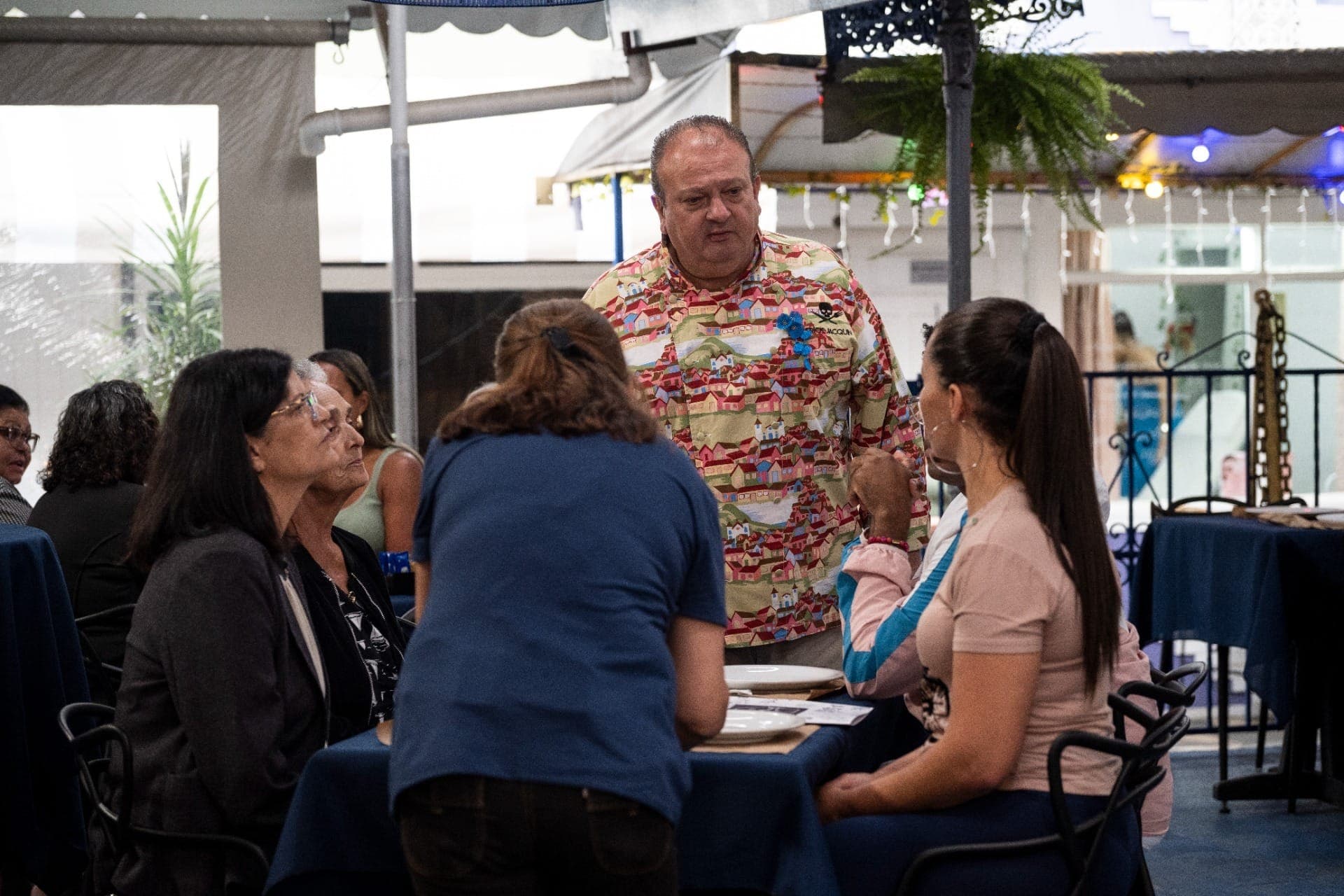 Jacquin conversa com os clientes após a transformação.
