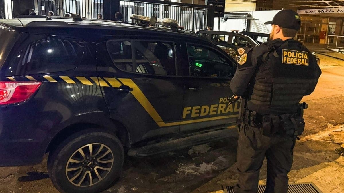 Agentes da PF durante operação contra R$ 1,6 bi do crime prende MC Ryan e Poze do Rodo