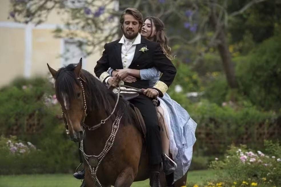 Alinne Moraes e Rafael Cardoso são Lívia e Felipe em 'Além do Tempo'