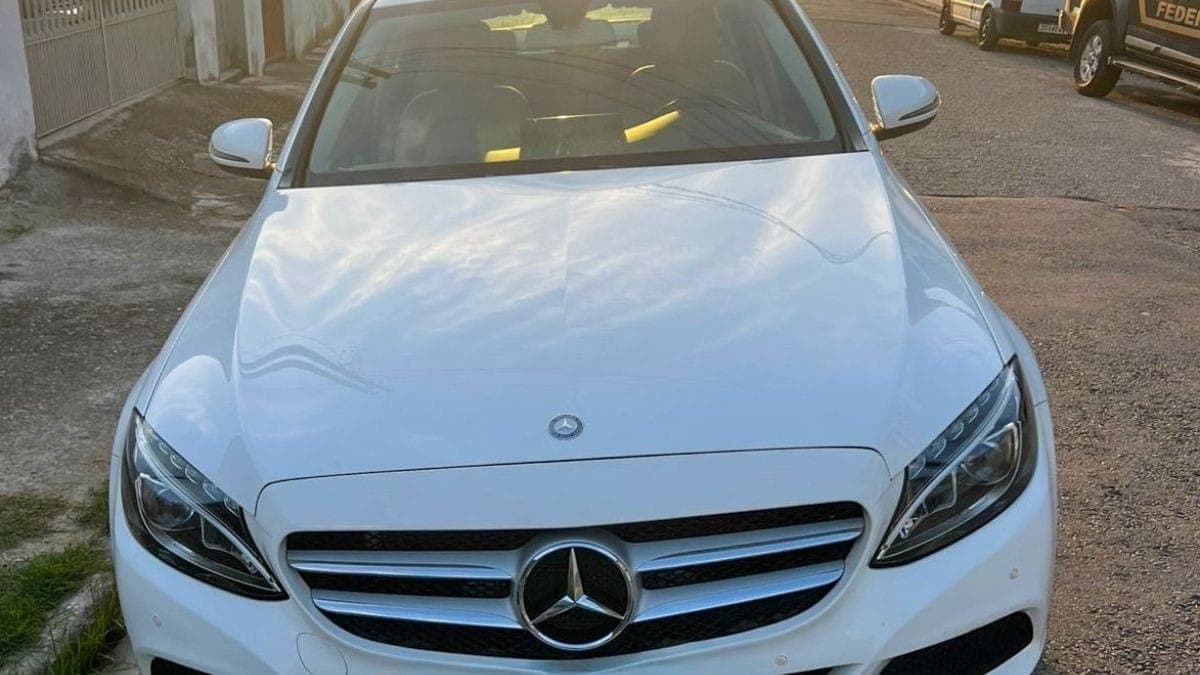 Carro de luxo apreendido durante a operação da PF contra transações ilegais