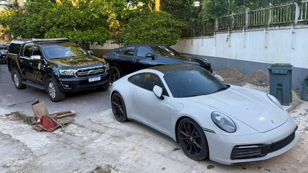 Carros de luxo apreendido durante a operação da PF contra transações ilegais