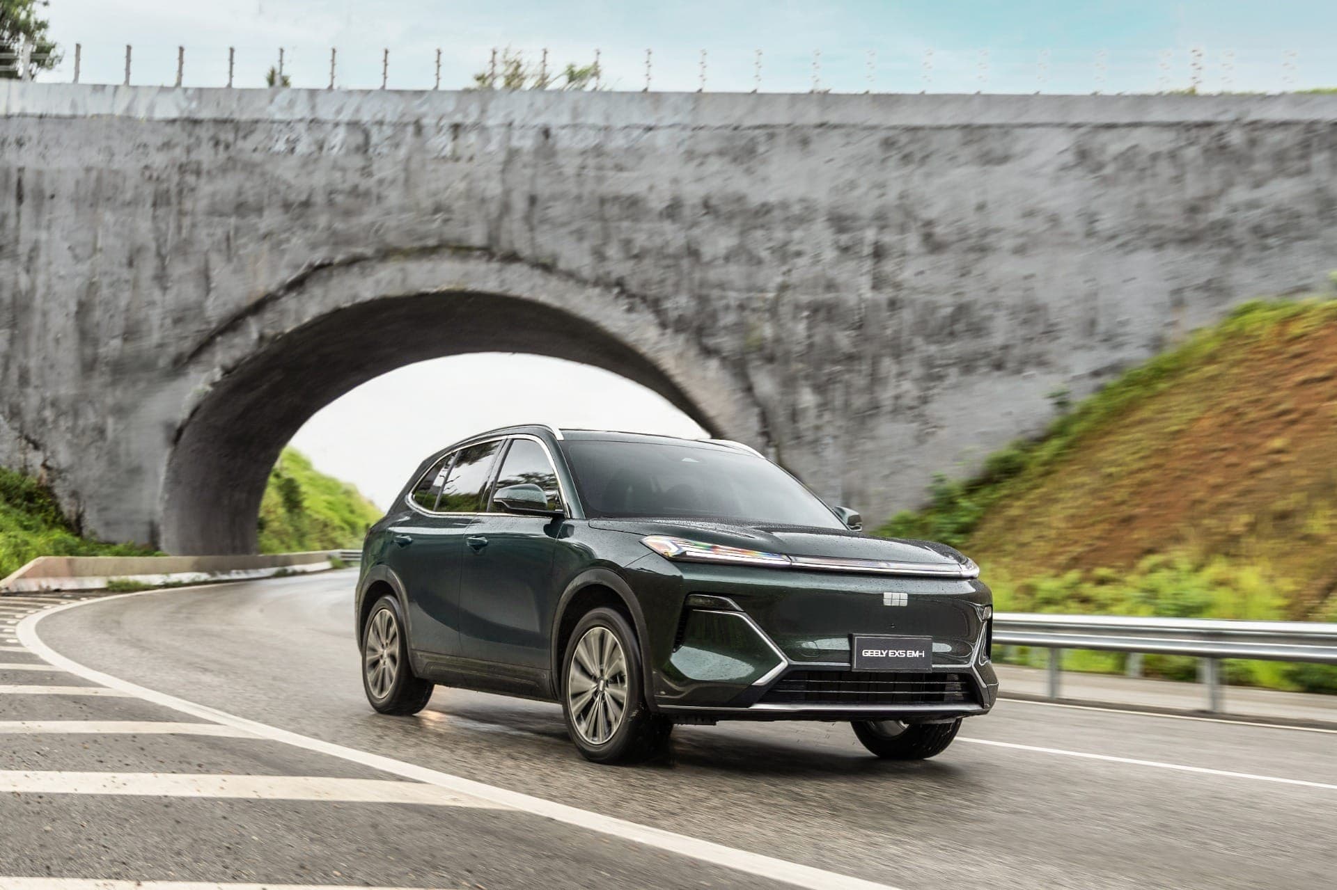 Geely EX5 EM-i aposta em autonomia elevada no segmento de SUVs