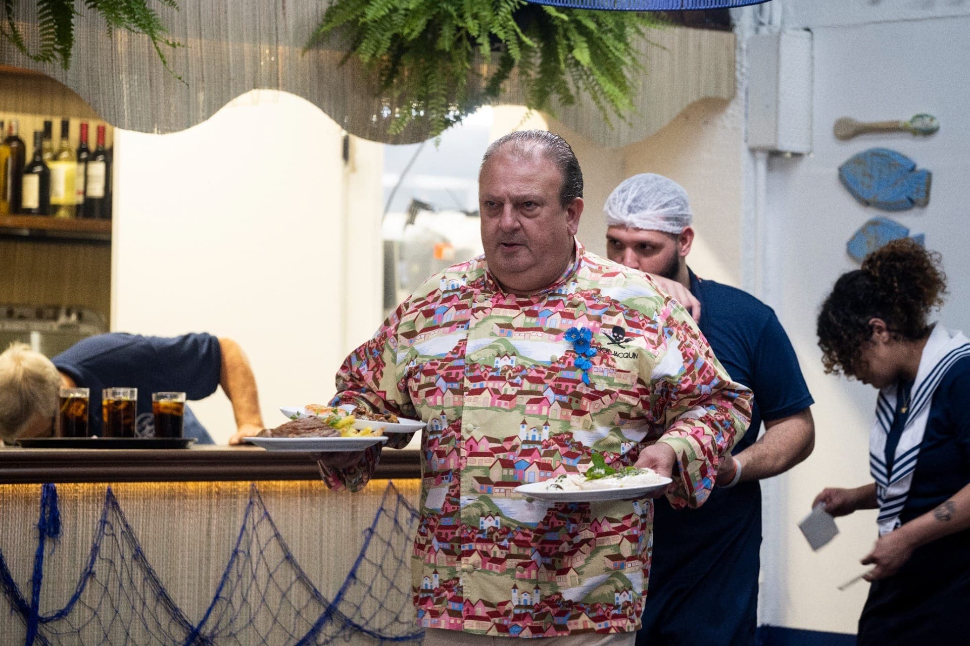 Jacquin ajuda na distribuição dos pratos para agilizar o serviço.