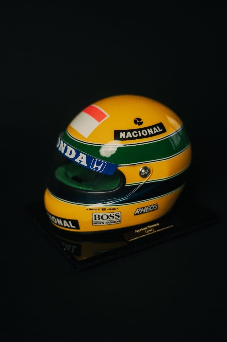 Miniatura pesa 2 kg e reproduz em detalhes fiéis o equipamento de Senna na prova em Interlagos