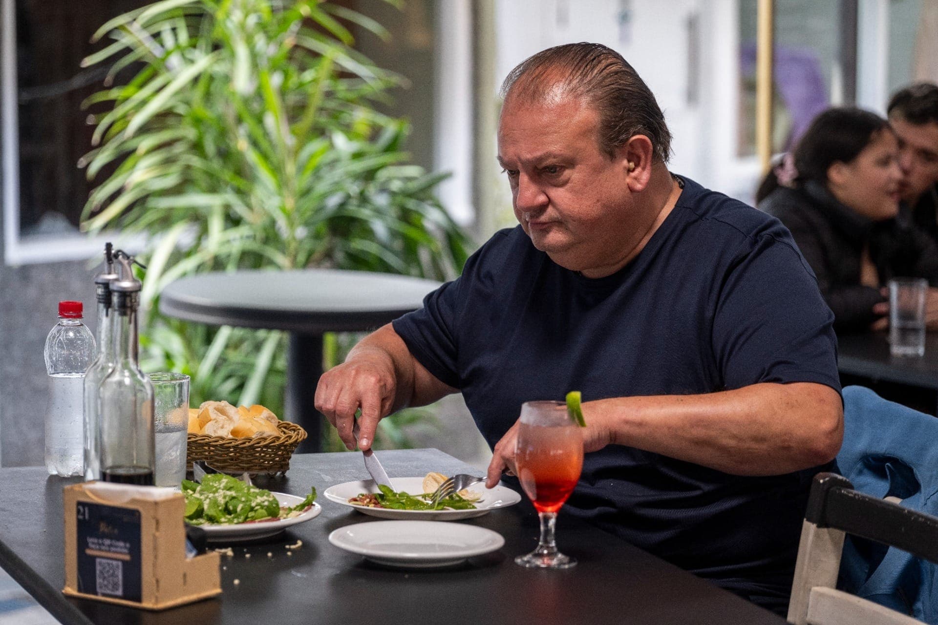 O chef reclama da quantidade de queijo na salada de carpaccio.