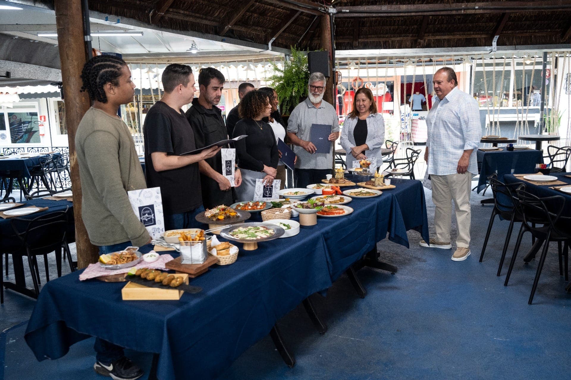 Os funcionários ficam encantados com as receitas propostas pelo francês.