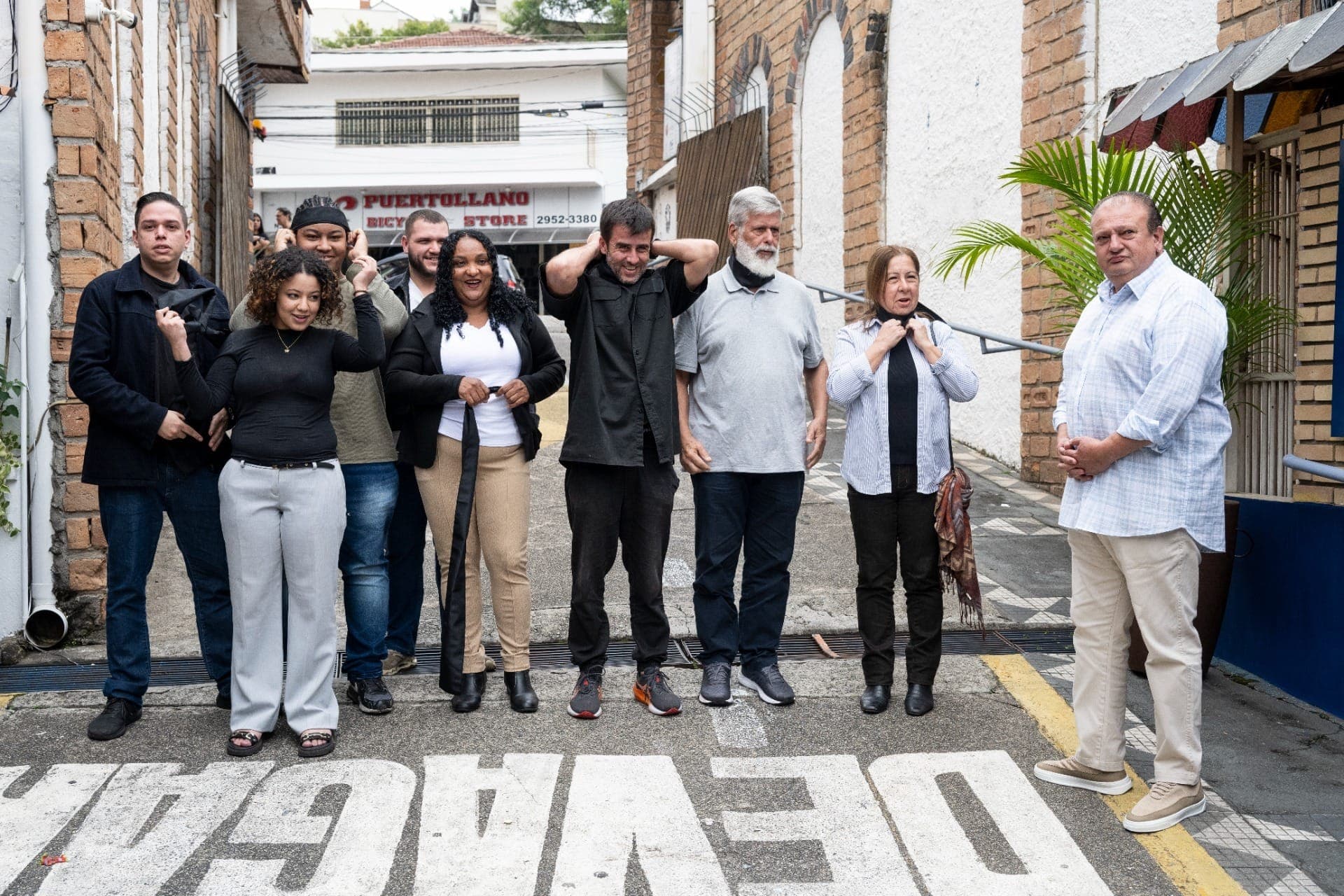 Os patrões e os funcionários ficam surpresos com o que veem.