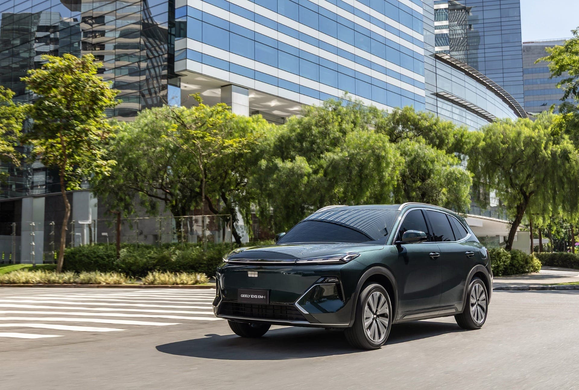 SUV híbrido da Geely chega para disputar espaço com rivais diretos