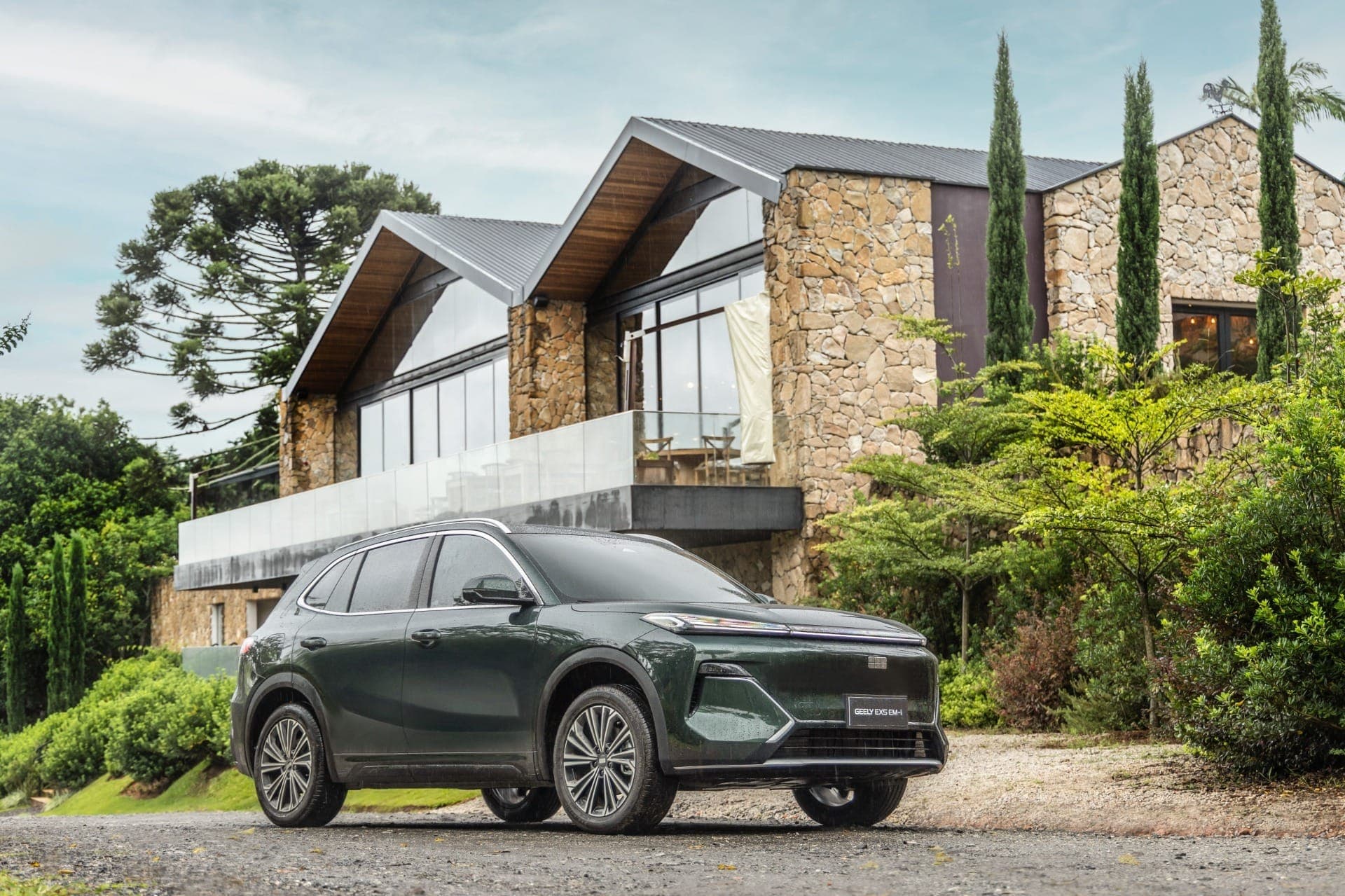 Versão em verde destaca o design lateral do SUV híbrido da Geely