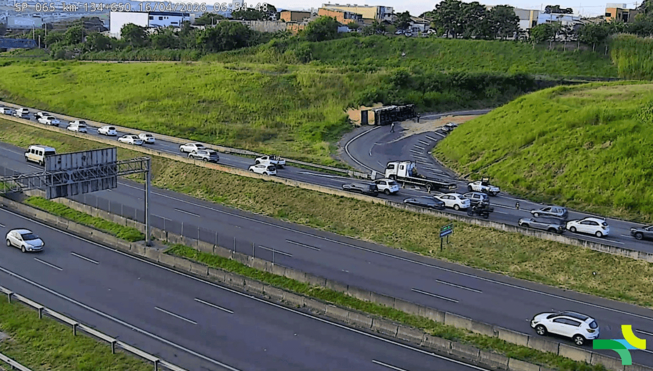 Motorista morre após carreta tombar na alça da Rod. Dom Pedro, em Campinas