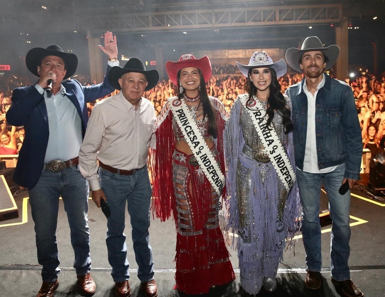 Evento reuniu o presidente Jeronimo Muzeti, o diretor cultural Pedro Muzeti, a Rainha Lara Peghim e a Princesa Thaiane Galvão, em apresentação conduzida pelo locutor Cuiabano Lima