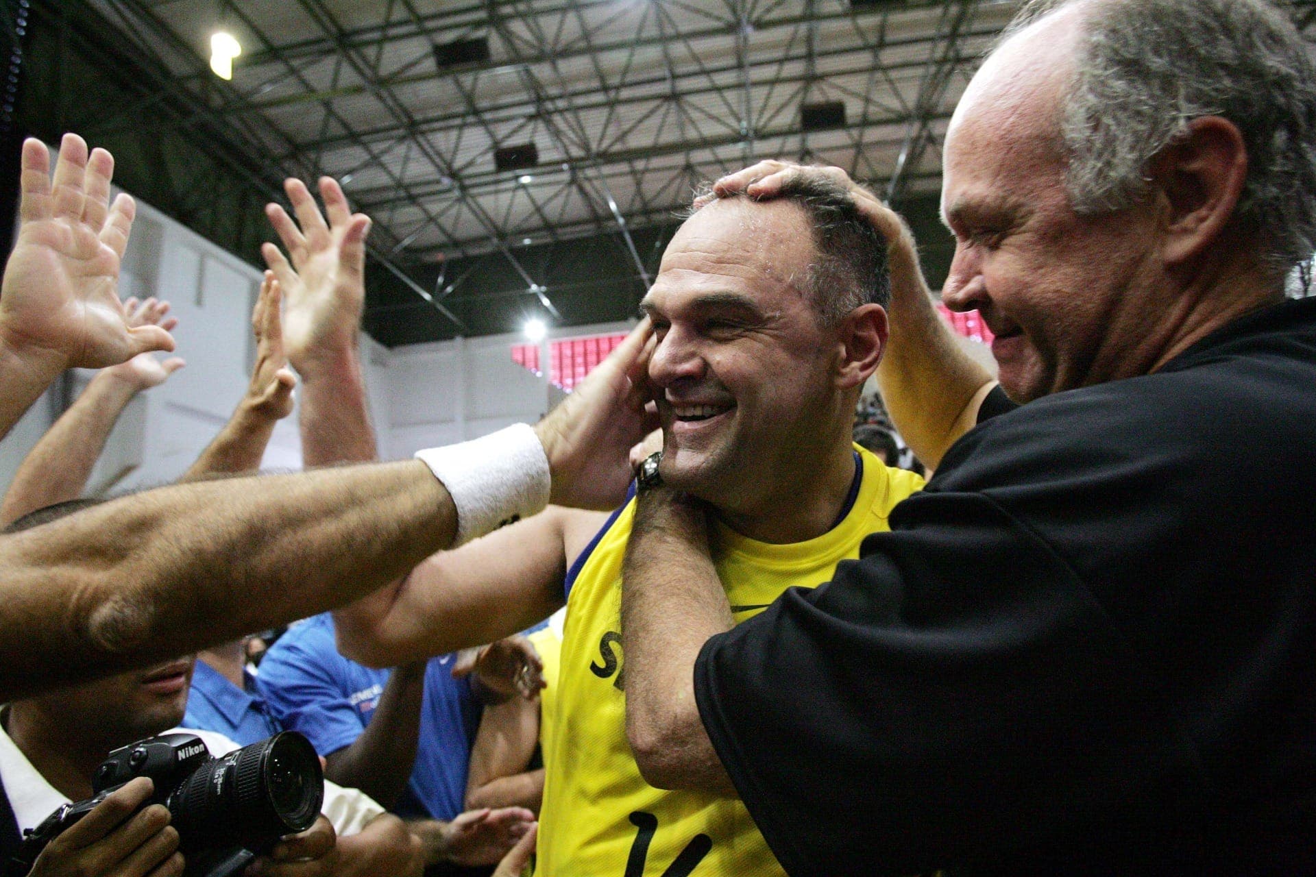 Oscar durante sua despedida das quadras de basquete como profissional, em 2004