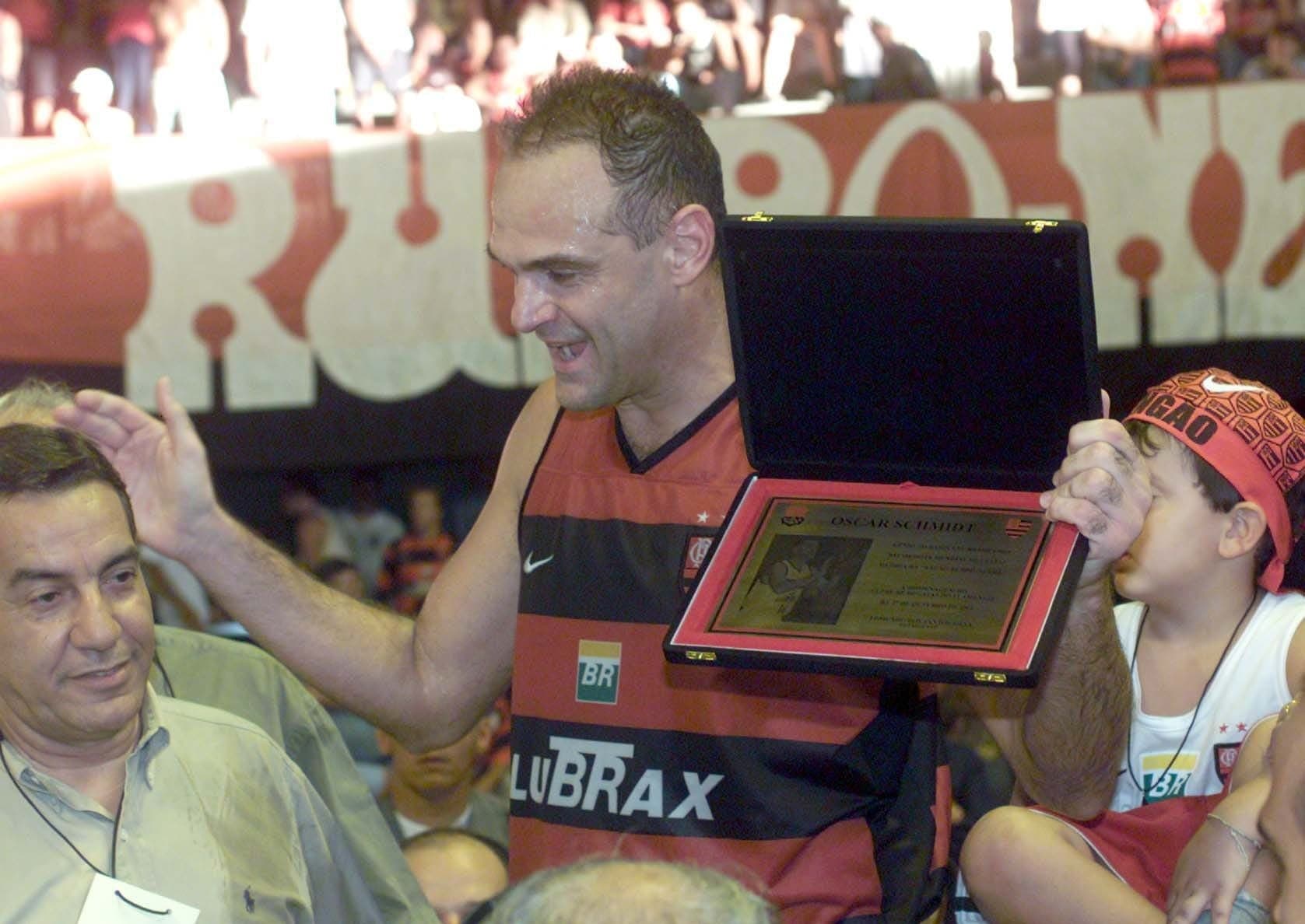 Oscar em ação pelo Flamengo, em 2001, após superar a marca de 46 725 pontos de Kareem Abdul-Jabbar e se tornou o maior cestinha da história do basquete