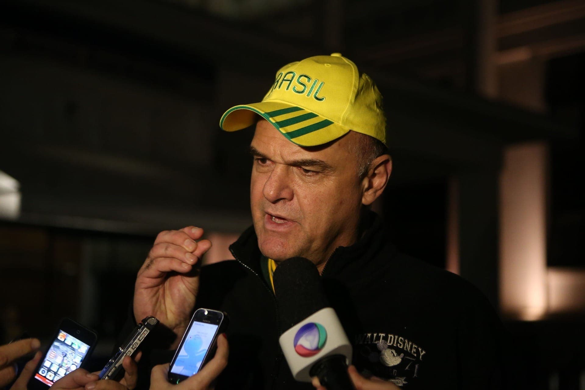 Oscar Schmidt em entrevista de 2013, quando iniciou tratamento contra a doença